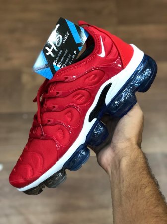 vapormax plus vermelho e azul